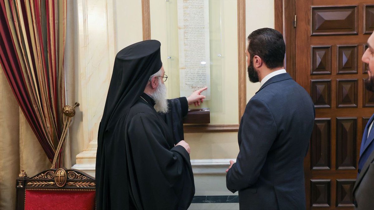 #Syrie le Président syrien et le Patriarche regardent « le pacte Mohamadi » qui est rapporté au Prophète et comme écrit par la main d’Ali Ben Abi Taleb. Ce pacte garantit les droits et devoirs des communautés chrétiennes et cadre leurs rapports avec les musulmans dans le monde
