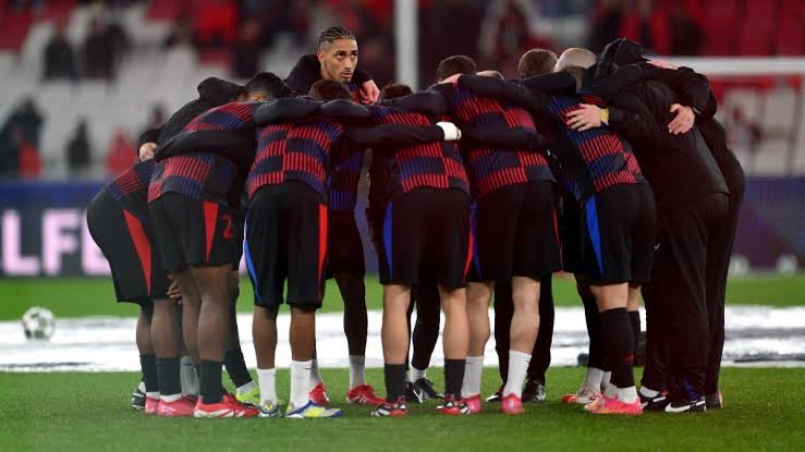 ultimate_kombo's tweet image. Dear Barcelona Fans, 
We need to stay United in this trying times, no player is more important in this team, last season we succeeded because as a team we were playing together, we never depended on 1 player, we had multiple goal scorers and multiple stars and different players…