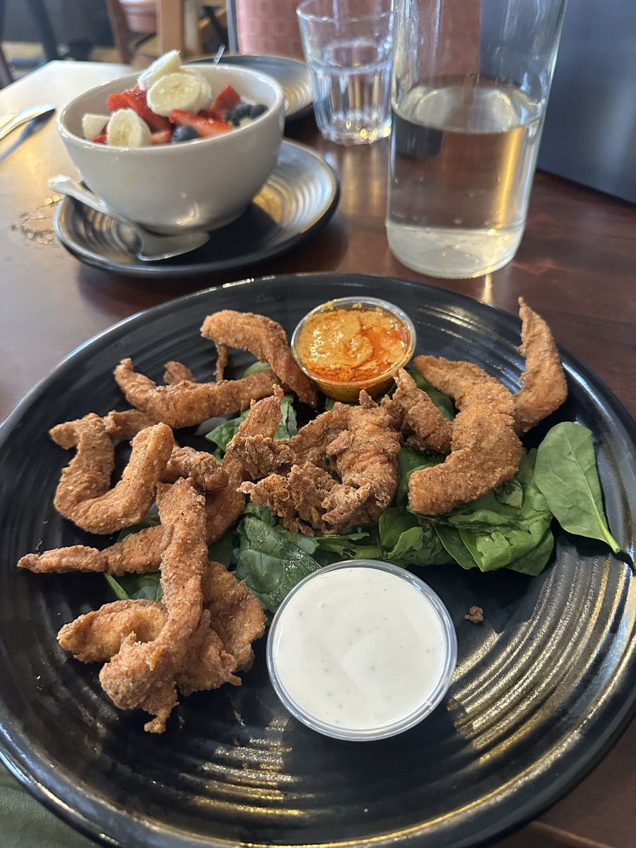 I will either eat at a michelin guide restaurant with a tasting menu or chicken strips with buffalo sauce, there is no inbetween