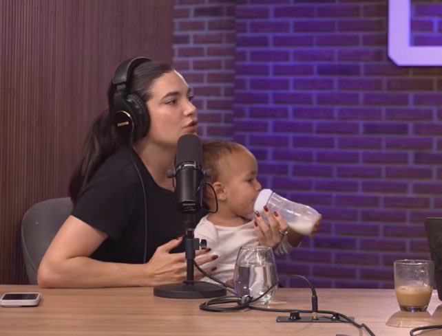 Atiende gorilas con una mano mientras tiene al enano en la otra y ni se despeina.