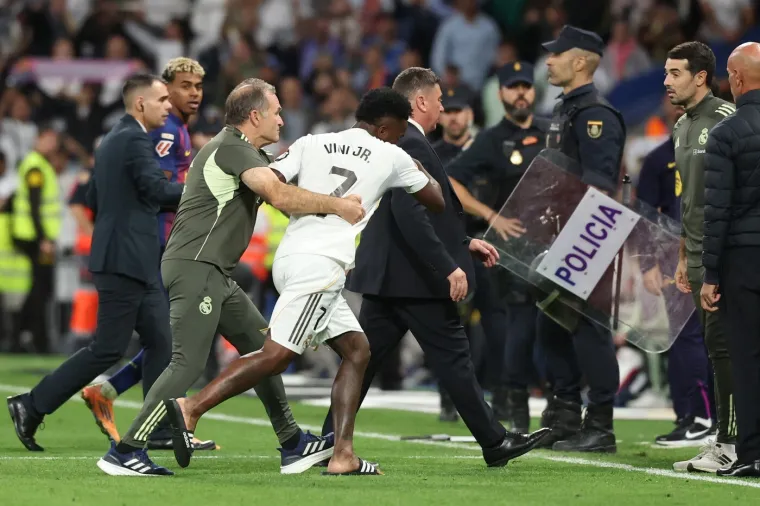 FliszuBiceps's tweet photo. Niezła kurwa zadyma dziś na Santiago Bernabéu. Yamal ten cwel pod eskortą policji, wystraszył się wielkiego Viniciusa 😈. #cwelyamal #putabarca #viscareal #jebackurwyzlazienkowskiej https://t.co/dXLJHdYpJR