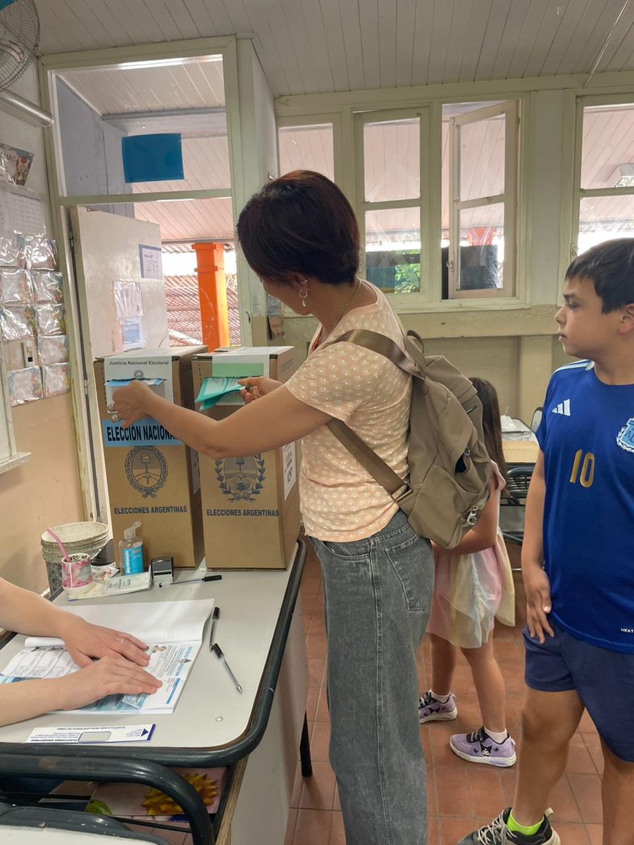 #Elecciones2025 #eleccioneslegislativas

Argentina votó, Mendoza votó y por supuesto que también lo hice y esta vez con compañía 😉 porque celebrar la #democracia es digno de ser compartido siempre.
Gracias a nuestros/as fiscales que siempre son custodios de cada voto.