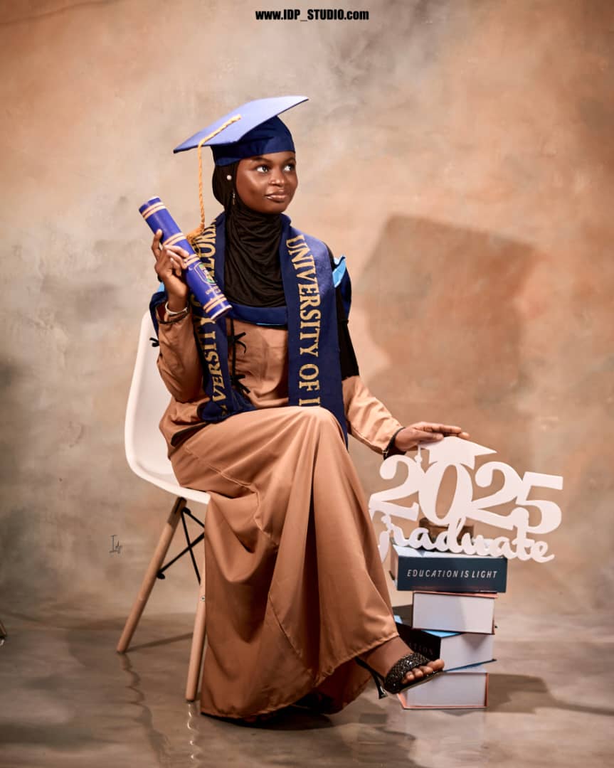 ZahrahAliyy's tweet photo. Introducing Adebayo Fatimoh 🎓
https://t.co/DC0Un6GMm3. Microbiology | First Class Honours | University of Ilorin 💚
A journey fueled by consistency, focus, and determination — and it all paid off! 🌟
#FirstClassGraduate #Unilorin #Microbiology https://t.co/ix9bn2YAvx
