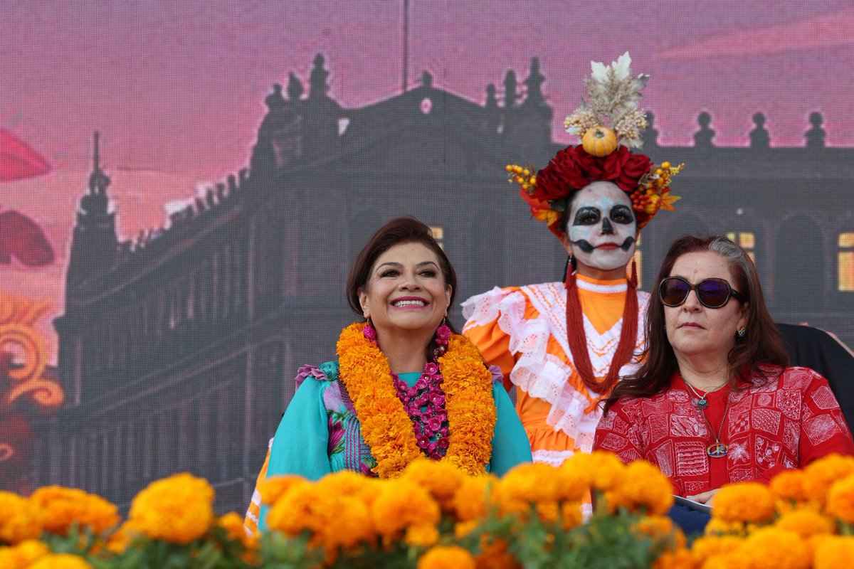 ClaraBrugadaM's tweet photo. Bajo el cielo de Tenochtitlan, honramos a nuestros muertos para seguir celebrando la vida.

Inauguramos la Ofrenda Monumental del Día de Muertos 2025 en el corazón del Zócalo con un tributo a Tonantzin, a las diosas creadoras y a los pueblos que dan vida a nuestra historia. 

12 mujeres de distintas culturas mesoamericanas y más de 100 mil flores de cempasúchil de Xochimilco y Tláhuac llenan este espacio de color, memoria y amor.

Aquí, donde nació nuestra nación, celebramos la herencia de nuestros antepasados y el orgullo de ser la #CapitalDeLaTransformación.