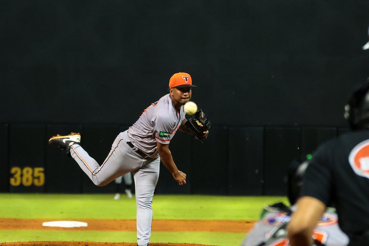 VicBaezS's tweet image. Para la serie de 3 juegos ante el Licey, los @TorosdelEste anuncian la siguiente rotación:
LUNES @ SD: Aaron Sánchez
MARTES @ LR: Carlos Rodríguez
MIERCOLES @ SD: Matt Dermody