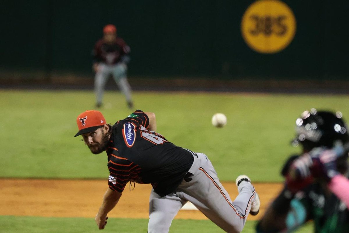 VicBaezS's tweet image. Para la serie de 3 juegos ante el Licey, los @TorosdelEste anuncian la siguiente rotación:
LUNES @ SD: Aaron Sánchez
MARTES @ LR: Carlos Rodríguez
MIERCOLES @ SD: Matt Dermody