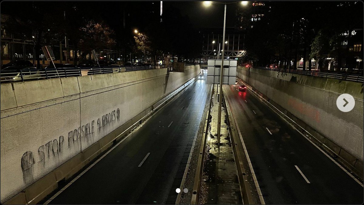 Extinction Rebellion blijft vernielen. Nu hebben ze weer de muur naast de A12 tegenover de Tweede Kamer beklad.