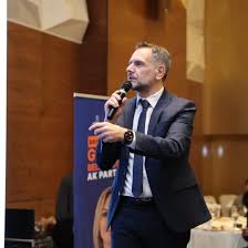 Bayrampaşa belediyesi başkanvekili seçilen İbrahim Akın:

"Yarından itibaren 18 aydır hizmetten mahrum edilen Bayrampaşa'ya ak belediyeciliği tekrar getireceğiz..

Durmak yok yola devam."