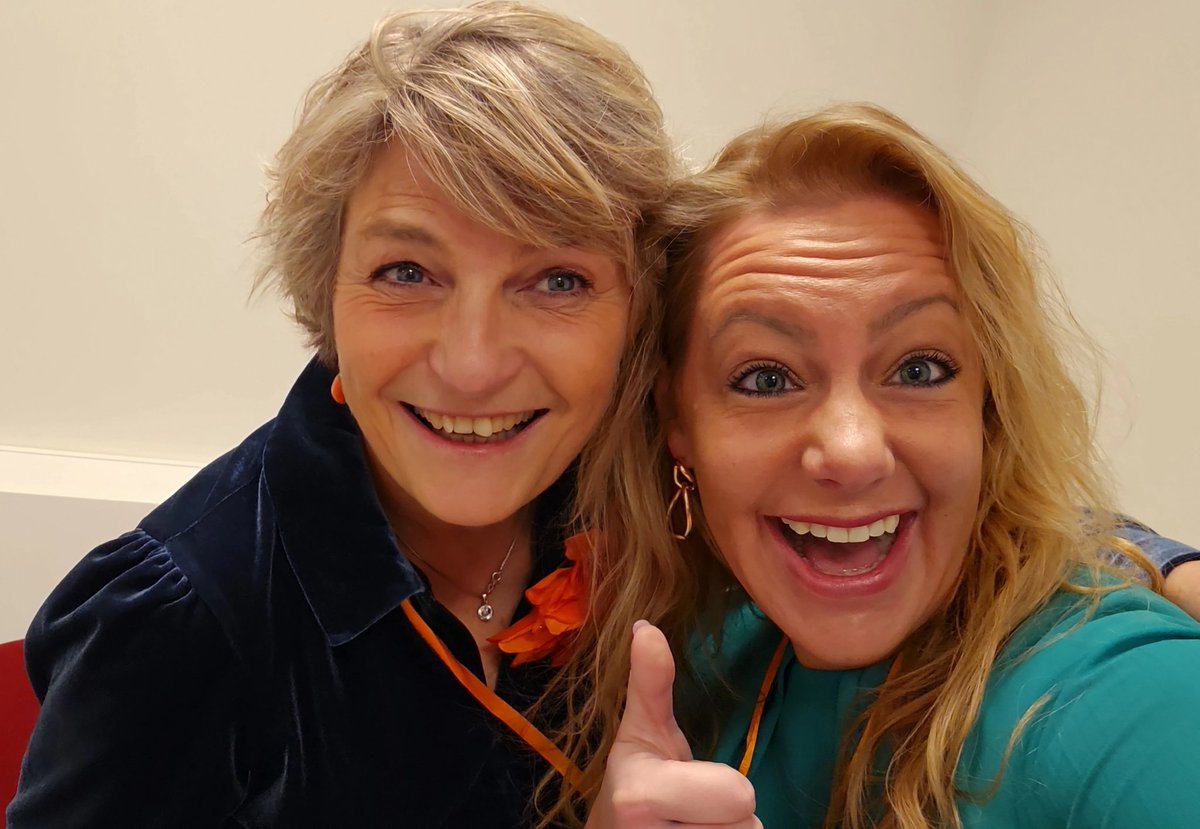 Hier lachten @laetitiavdlans &amp; ik nog. Daarna was het afscheid van haar en manlief. Ze droegen hun kindje @dezaligezalm over aan de nieuwe eigenaren. Namens 't team mocht ik het afscheidswoordje doen; bijzonder! Na 10 jr is het toch wel even slikken als je elkaar zó goed verstaat