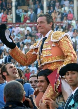 Cuando eres un genio pero reconoces la genialidad de los demás. Morante sacando a hombros en Sevilla a José María Manzanares en su última tarde (2006)