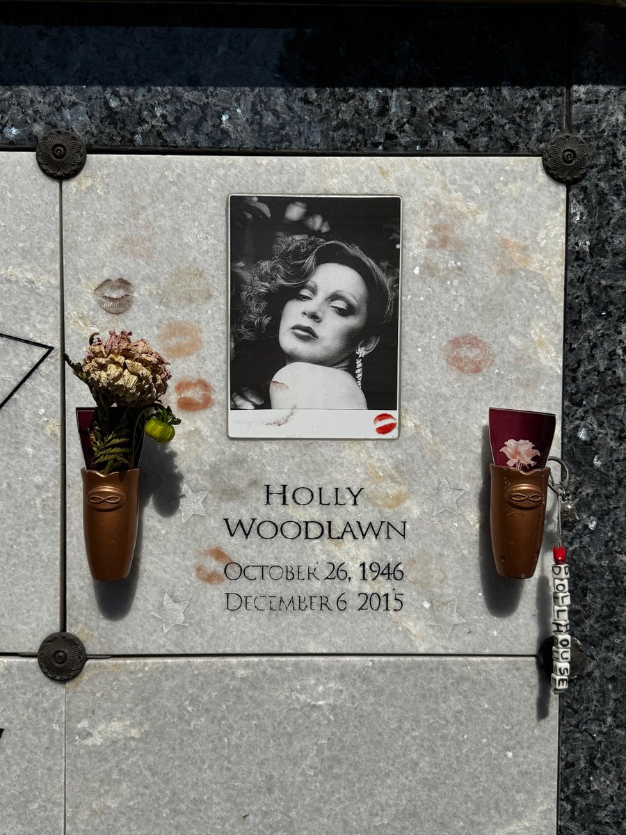 Today would have been the 79th birthday of the late, great Holly Woodlawn! Take this opportunity to  check out Paul Morrissey's TRASH and WOMEN IN REVOLT (both of which  feature Woodlawn) or read her 1991 memoir, A LOW LIFE IN HIGH HEELS: youtube.com/watch?v=U5wuwn…