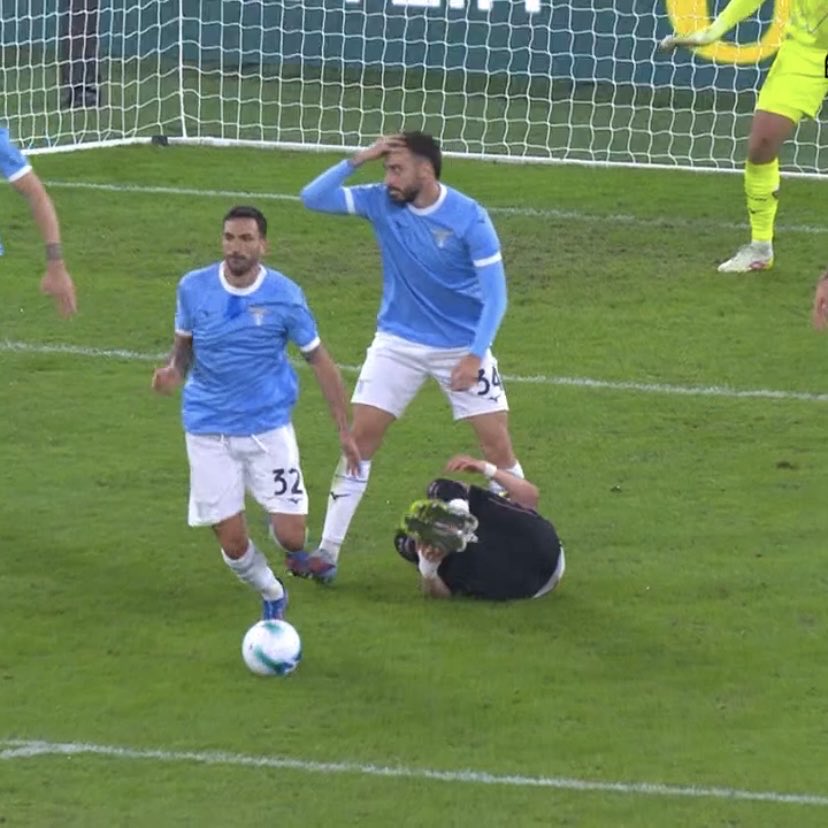 L espressione e il comportamento di Gila dice tutto. #LazioJuve #jvtblive