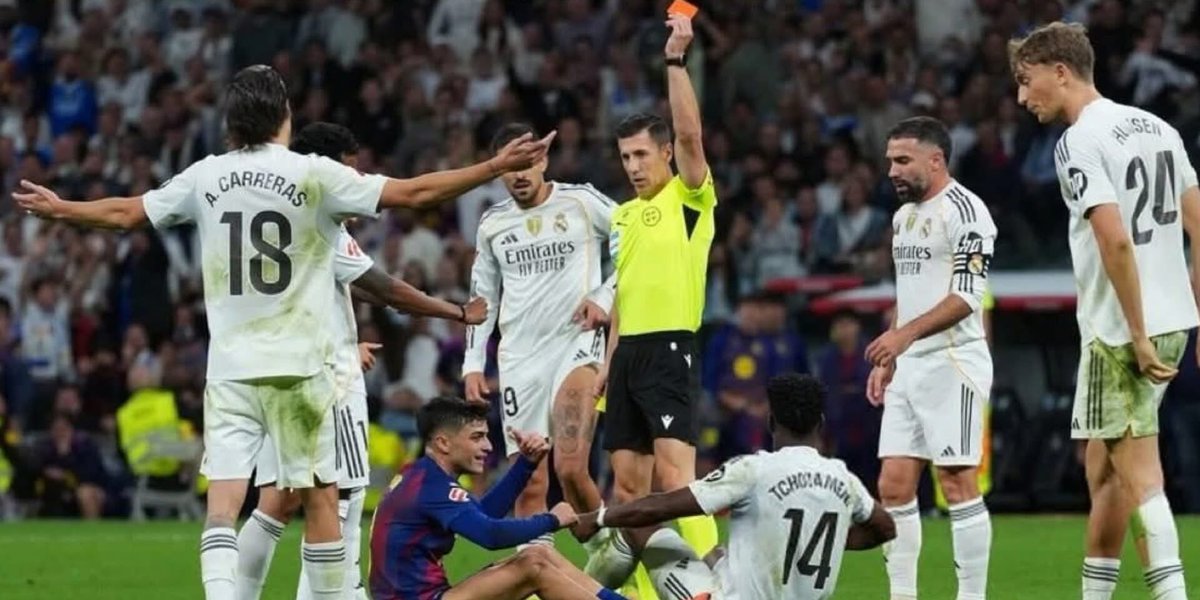 MHassanFootball's tweet image. why is Tchoua fistbumping with Pedri while he is getting sent off??? 😂😂😛