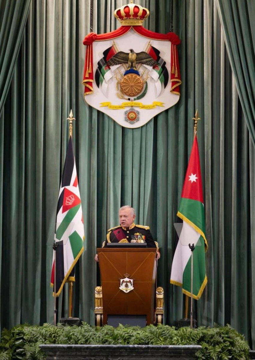 “حين يقول الملك: نعم، يقلق الملك لكنه لا يخاف إلا الله، وفي ظهره أردني، فهو لا يعلن ضعفاً بل يشرعن القلق المشترك ويحوّله إلى قوة جماعية. وذكر #الحسين_جند_الوطن” يربط العرش بجندية الأردنيين، ويؤكد أن الاستمرارية امتداد للإرث والجيش والشعب معاً #خطاب_العرش #قلق_الملك