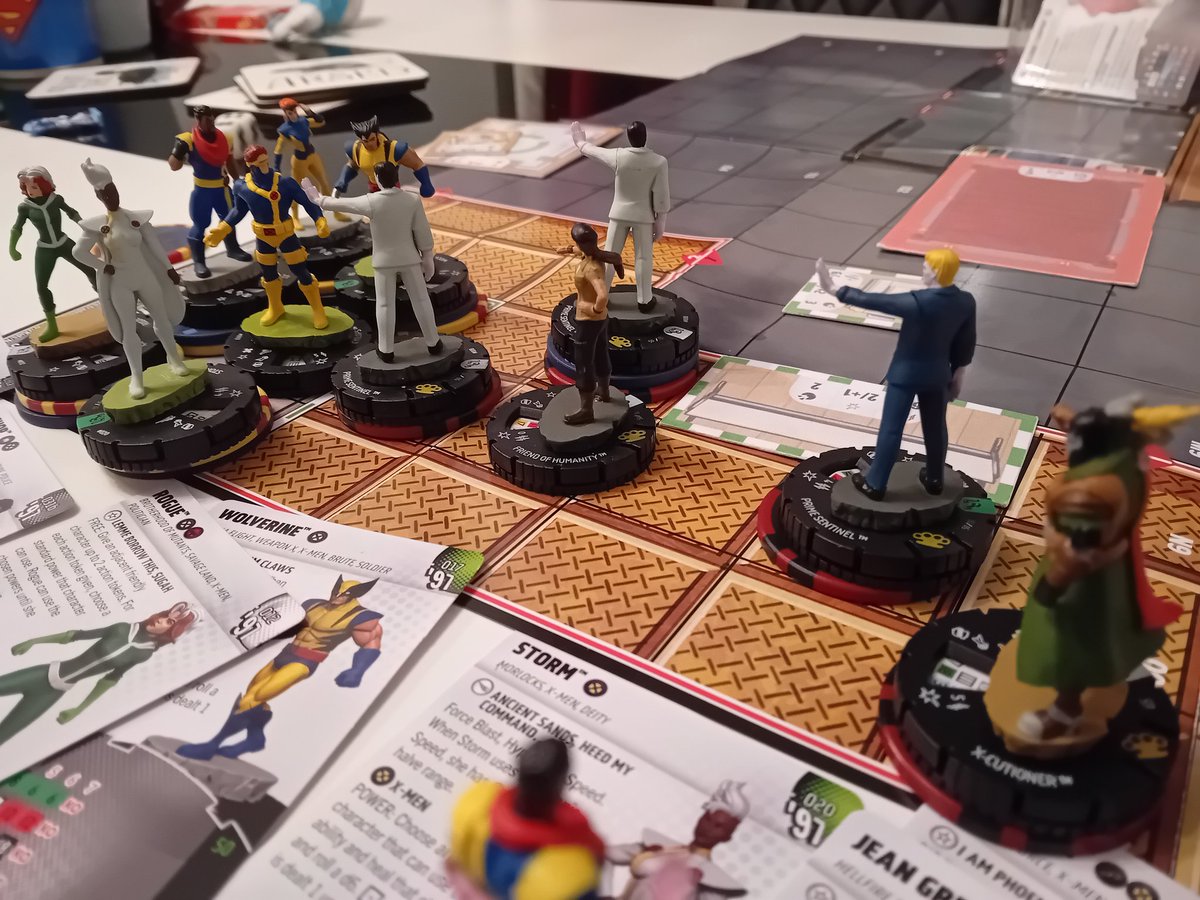 MarkLegend007's tweet image. Game 67 ##heroclix Xmen vs Sentinels.
X started strong, Cyke pulled them out with his trait. Sentinels hit back hard, 1-shotted Cyke.
Kept Wolvie at bay until a 6BCF!
Rogue fell.
KOs triggered x4 Sentinels.
Wounded Storm  brought the ccrit hit EE lightning to wipe them out.