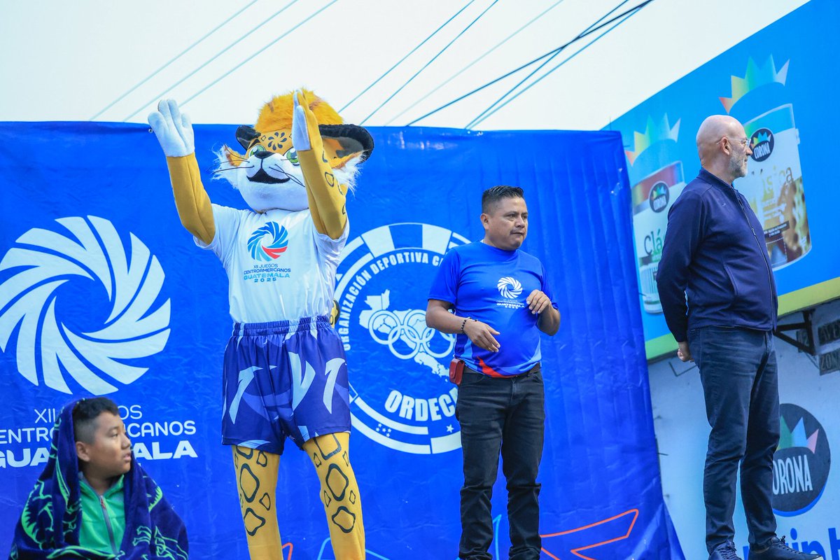 guatemala2025's tweet photo. 🦅💚 ¡Balami vivió la emoción del Medio Maratón en Cobán!

Nuestra mascota oficial estuvo presente en la salida, meta y premiación, compartiendo alegría con atletas y público. 🇬🇹✨

#Balami #Atletismo #JCA2025 #Guatemala2025 #UnidosPorElDeporte https://t.co/x8rjYhYtUY