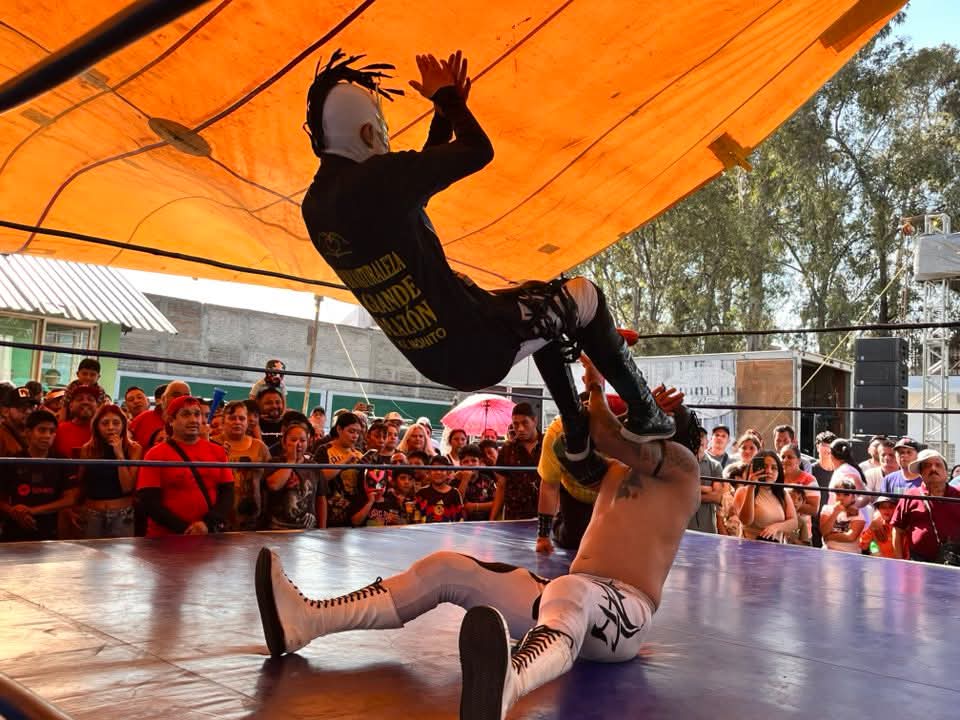 LaTijeraLucha's tweet image. Gran manera de abrir la función del festejo del 4️⃣7️⃣ aniversario del Mercado Las Águilas en Neza, donde el bando técnico #PequeñoDiagonal, #CaballeroDeFuego y #Sichac vinieron de atrás para vencer a los rudos #KingTalaxis, #AngelInfernal y #DeathMagic, en un ambiente sensacional.
