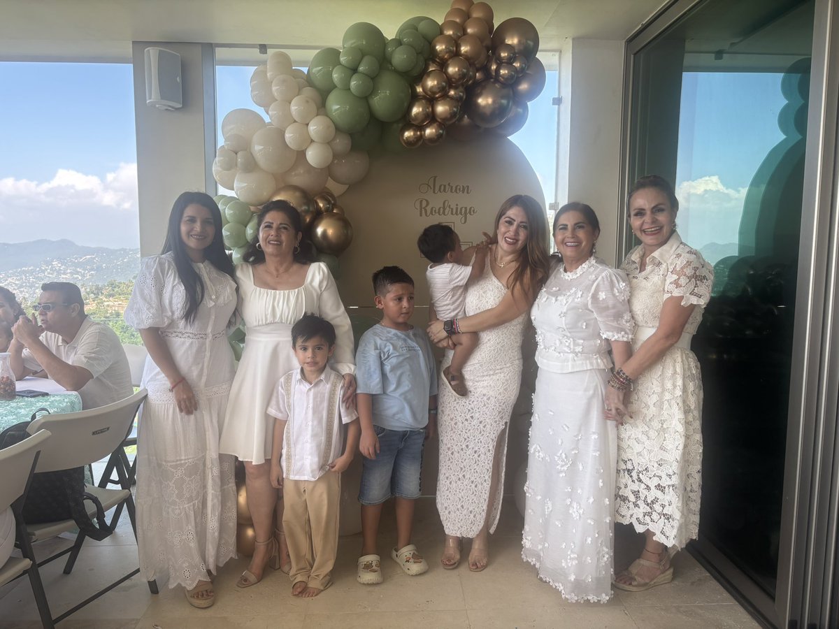 Jesús ha llegado a tu vida a través del Bautismo, deseamos que la fe te acompañen para que los mejores momentos de tu vida seas acompañado por Dios 🙏y tus queridos Padres Edgar y Linda !!

Te amamos y bendecimos mi niño hermoso!!