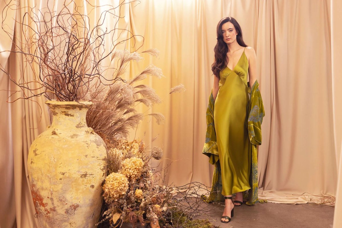 There is little more comforting than silk, and entering into the darkness of autumn leaves us craving comfort more than ever. Slip this on after a bath, get cozy with a cup of tea and escape into a book: your soul and spirit will be restored. Shop > buff.ly/mFlIeM4