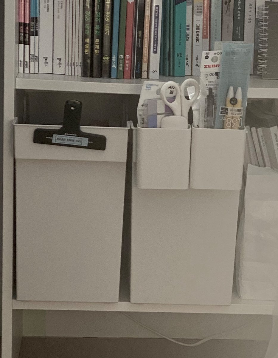 책이랑 모아둔건 1034452 구요

가위랑 이걱저것 넣어둔 저것도 다이소에서 샀는데 품번을 모르겠어요ㅠ 

저거근데 짱좋아요.. 리필 넣어두기도좋고 걍 아무데나 꽂을수 있음 ㅠ