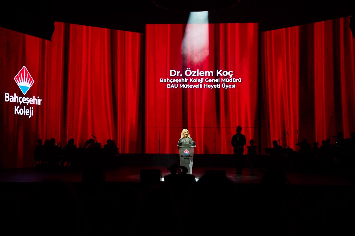 🇹🇷 Cumhuriyet Gençleri Konserimiz, Genel Müdürümüz Dr. Özlem Koç’un ilham veren açılış konuşmasıyla başladı. 

Koç konuşmasında: 

‘Cumhuriyet’imizin 102. yılında ‘Sözümüz Cumhuriyet’ diyoruz. 

Cumhuriyet, yalnızca bir yönetim biçimi değil, özgürlüğün, eşitliğin ve adaletin