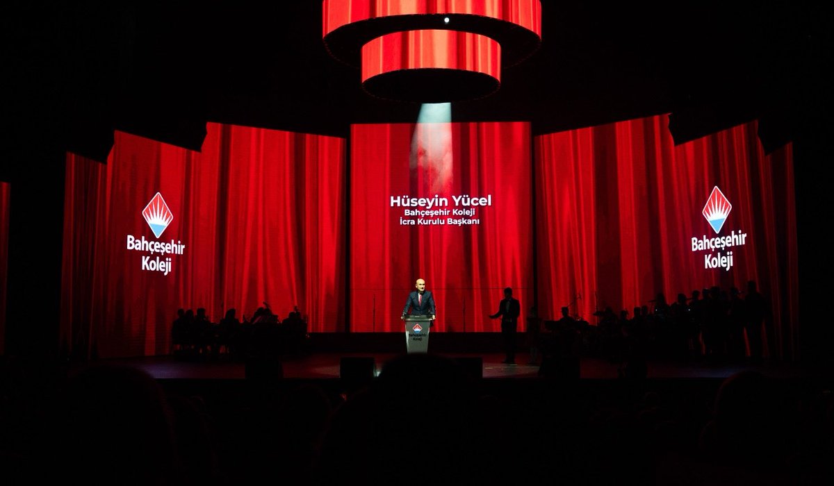 bahcesehir_k12's tweet image. 🇹🇷 Cumhuriyet Gençleri Konserimiz, İcra Kurulu Başkanımız Hüseyin Yücel’in konuşmasıyla taçlandı.

Yücel konuşmasında:

‘Cumhuriyetimizin bizlere sunduğu kazanımların en önde geleni eğitimdir.

Atatürk’ün “Cumhuriyet, fikren, ilmen, bedenen kuvvetli ve yüksek seciyeli muhafızlar…