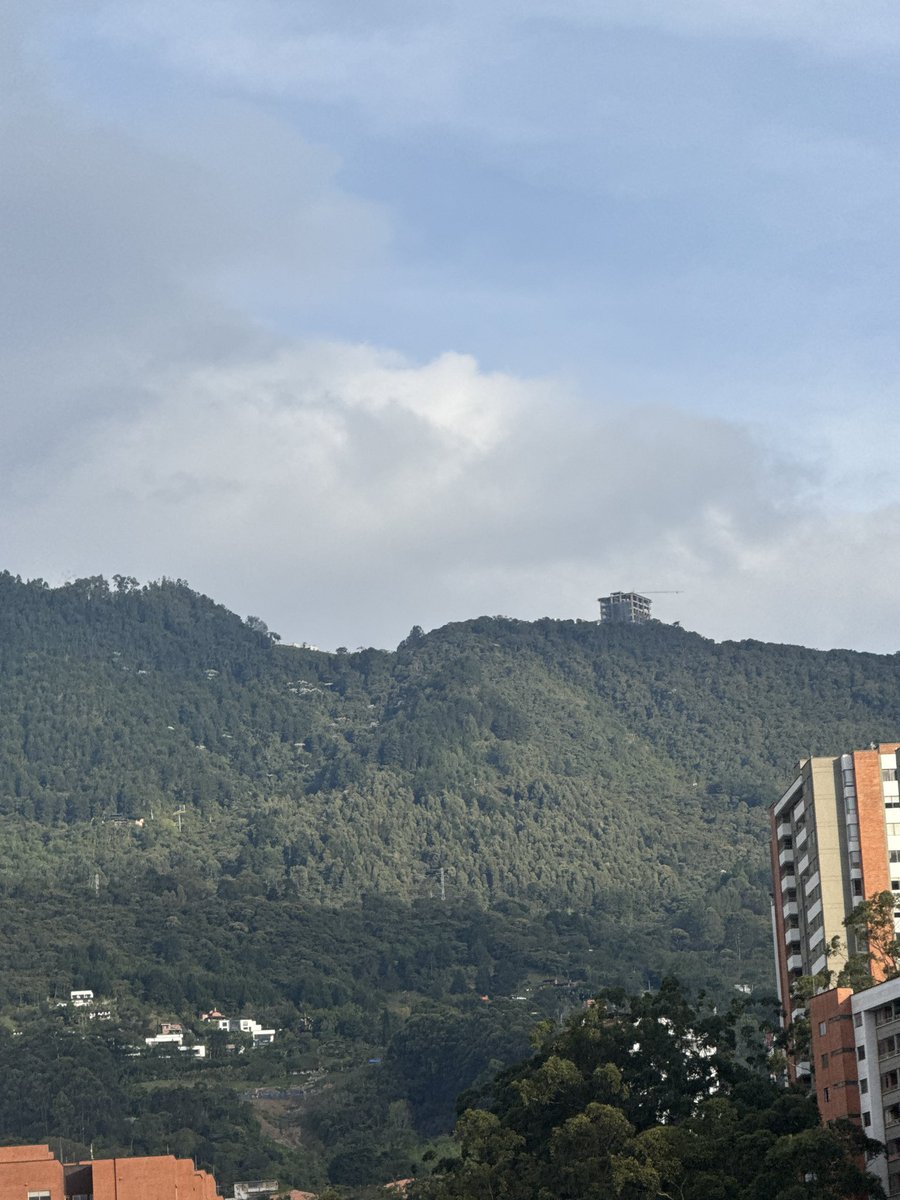 jorgetorresra's tweet image. ⚠️ En el Alto de Palmas, Envigado, se levanta un edificio en pleno borde de la montaña, alterando el paisaje y posiblemente en zona de riesgo.

El POT vigente prohíbe construcciones en laderas de alta pendiente y borde visual, pero la regulación se ha debilitado.