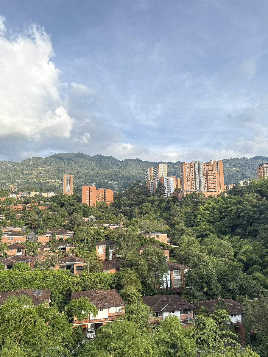 jorgetorresra's tweet image. ⚠️ En el Alto de Palmas, Envigado, se levanta un edificio en pleno borde de la montaña, alterando el paisaje y posiblemente en zona de riesgo.

El POT vigente prohíbe construcciones en laderas de alta pendiente y borde visual, pero la regulación se ha debilitado.