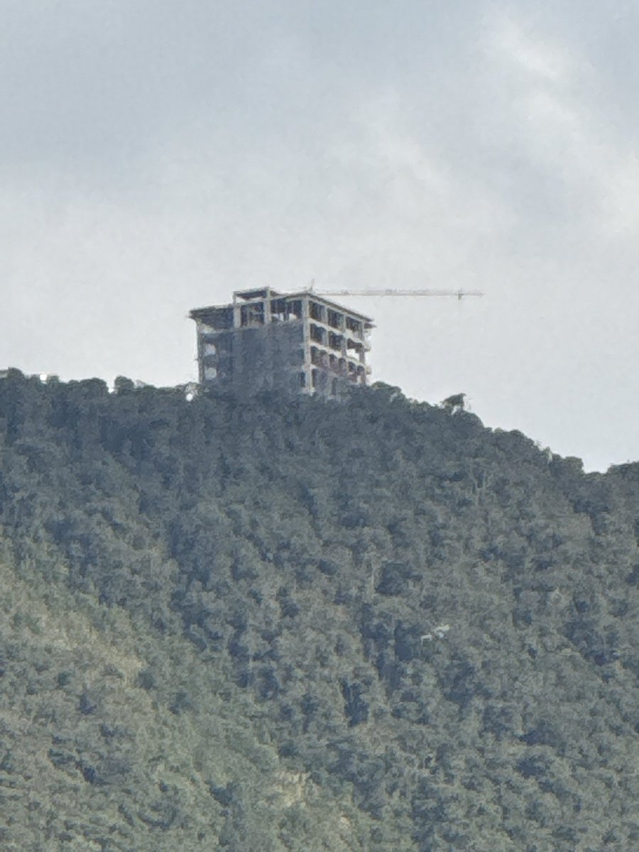 jorgetorresra's tweet image. ⚠️ En el Alto de Palmas, Envigado, se levanta un edificio en pleno borde de la montaña, alterando el paisaje y posiblemente en zona de riesgo.

El POT vigente prohíbe construcciones en laderas de alta pendiente y borde visual, pero la regulación se ha debilitado.
