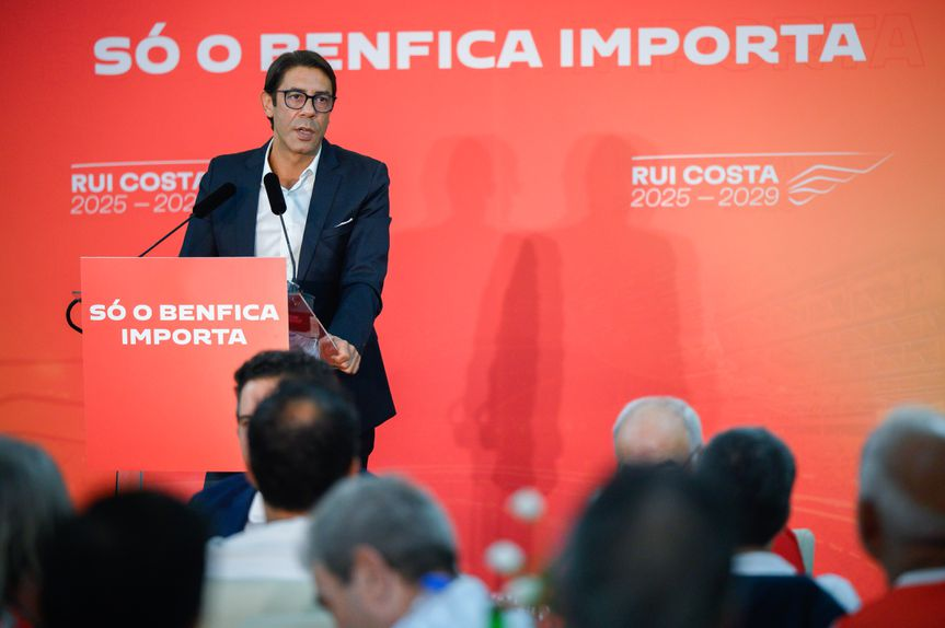 A reeleição do "Benfiquinha" de Rui Costa.

• Sem projeto desportivo;

• Investimento de milhões atrás de investimento;

• Despedimentos de treinadores em inícios de época;

• A suposta retenção de jogadores da formação nunca existiu, venda de Neves, Ramos (1 semana antes da
