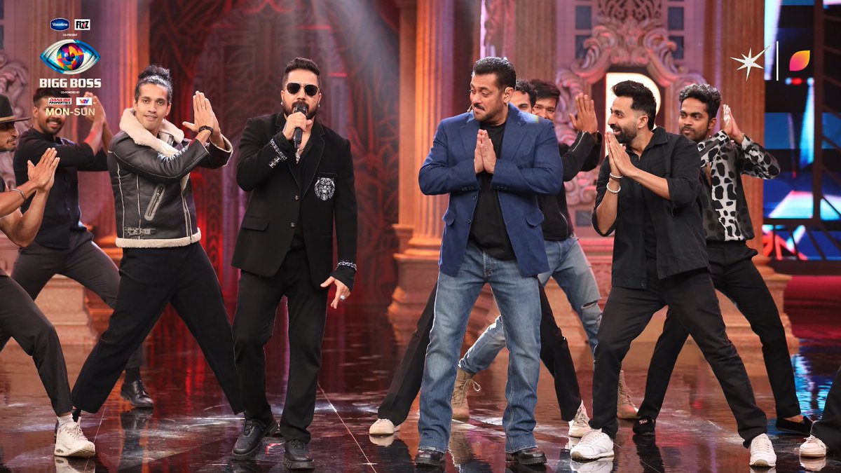 BiggBoss's tweet image. Aapke Weekend Ke Vaar ko chaar chaand lagaane  Bigg Boss ke manch par aaye #MikaSingh! 🤩💯

#BB19 #BiggBoss19 #BiggBoss @BeingSalmanKhan