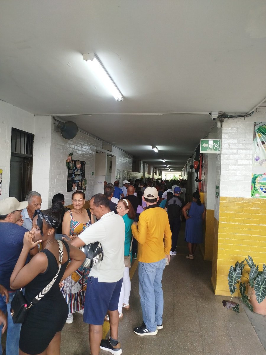 Danis_aa's tweet photo. A esta hora, en el oriente de Cali, decenas de personas seguimos esperando para ejercer nuestro derecho al voto. 
La @Registraduria no instaló las mesas suficientes y la fila avanza muy lento: muchos llevamos más de una hora esperando bajo el sol. 
#Consulta #Colombia #votar https://t.co/KJLcf2W0mi
