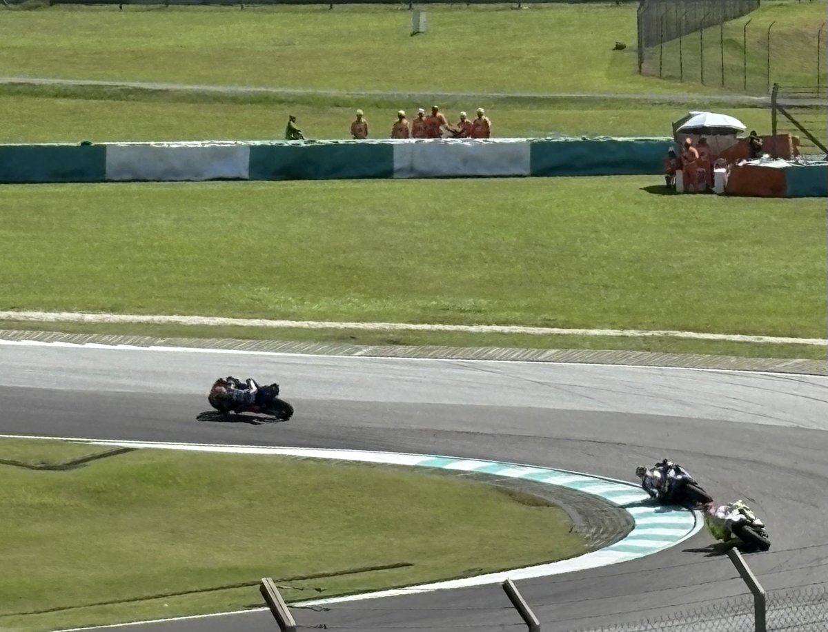 tomof11976's tweet photo. 何コーナーだったかな...

#MOTOGP
#MOTOGPMalaysia
#MalaysiaGP
#Sepanginternationalcurcuit https://t.co/ZM9Y4w8MsQ