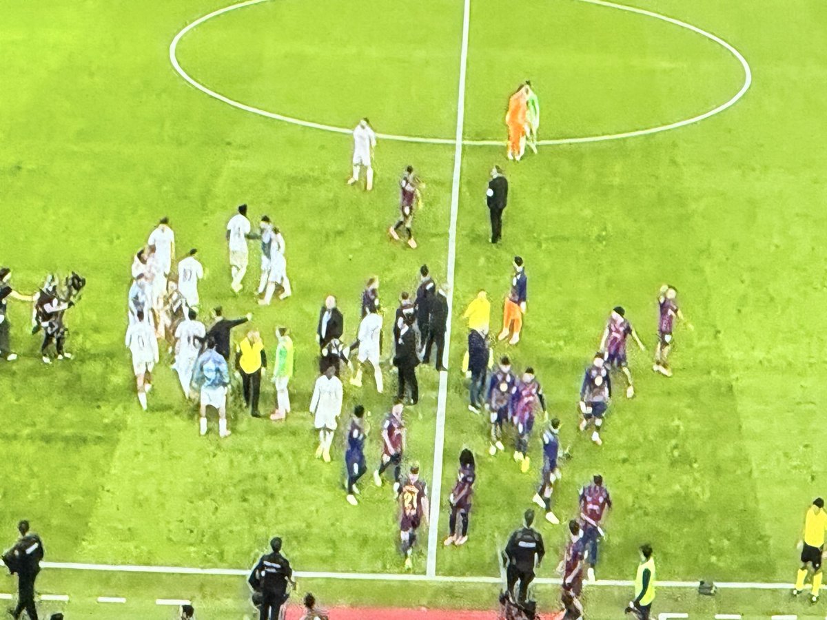 #LigaEspañolaXLaRED

Final del primer tiempo y 

#RealMadrid 2-1 #Barcelona 

Goles: Mbappé y Bellingham (Madrid) 

Fermín López (Barcelona) 

<a href="/Lared1061/">La Red</a>