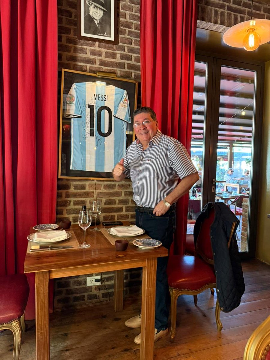No podía faltar … la de Messi la 10 a almorzar antes del cierre electoral