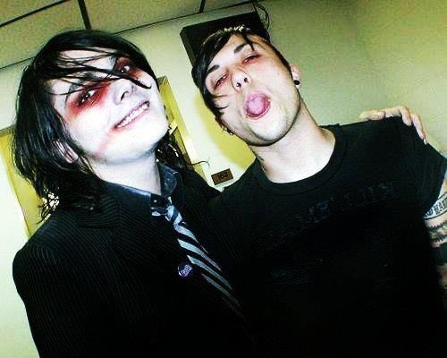 not_theghost's tweet photo. I hate gay Halloween. What do you mean you and your partner are nonbinary Frerard https://t.co/MrTrrPHkID