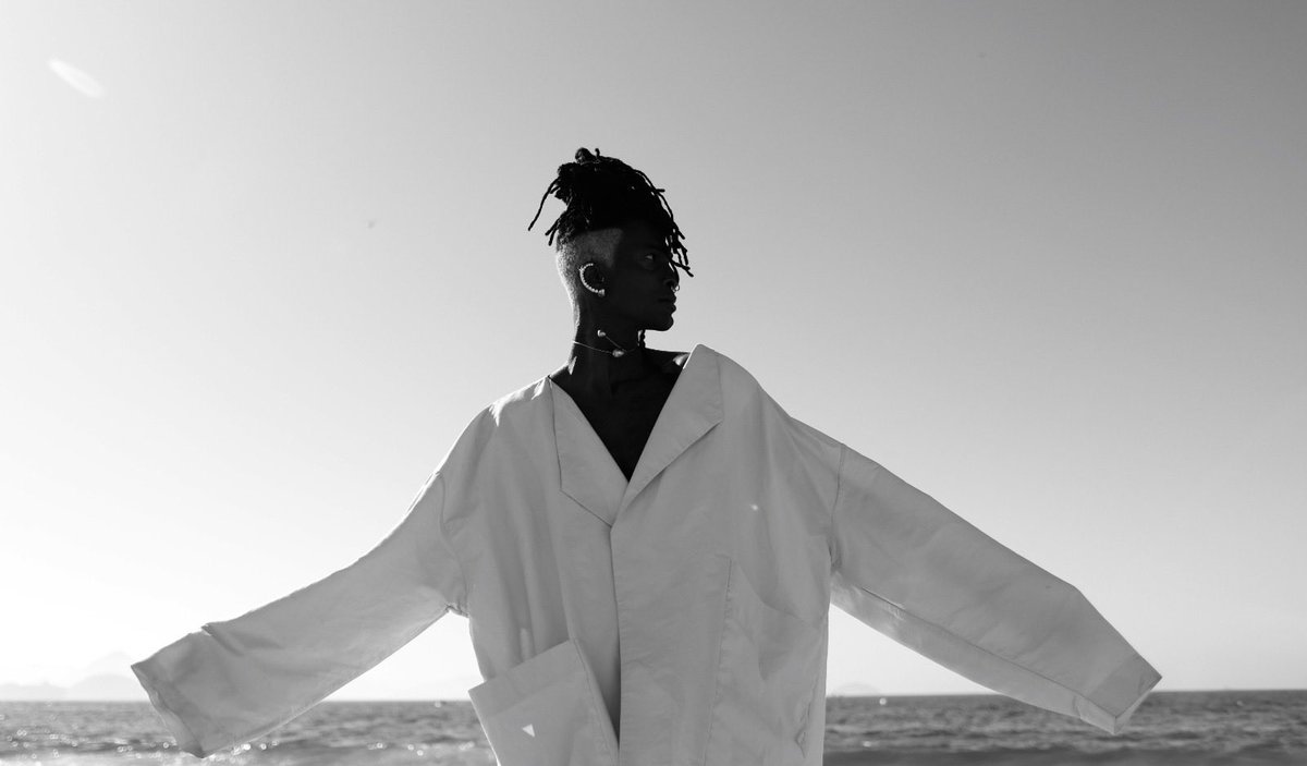 O mar sempre me chamou. 🌊
Minha música “Almar” nasceu num fim de tarde, numa praia, quando senti Yemanjá soprando uma melodia no meu ouvido. Eu só obedeci. Que “Almar” seja teu respiro bonito no  seu fim de semana.
Ouça agora no álbum #LAR, disponível em todas as plataformas.