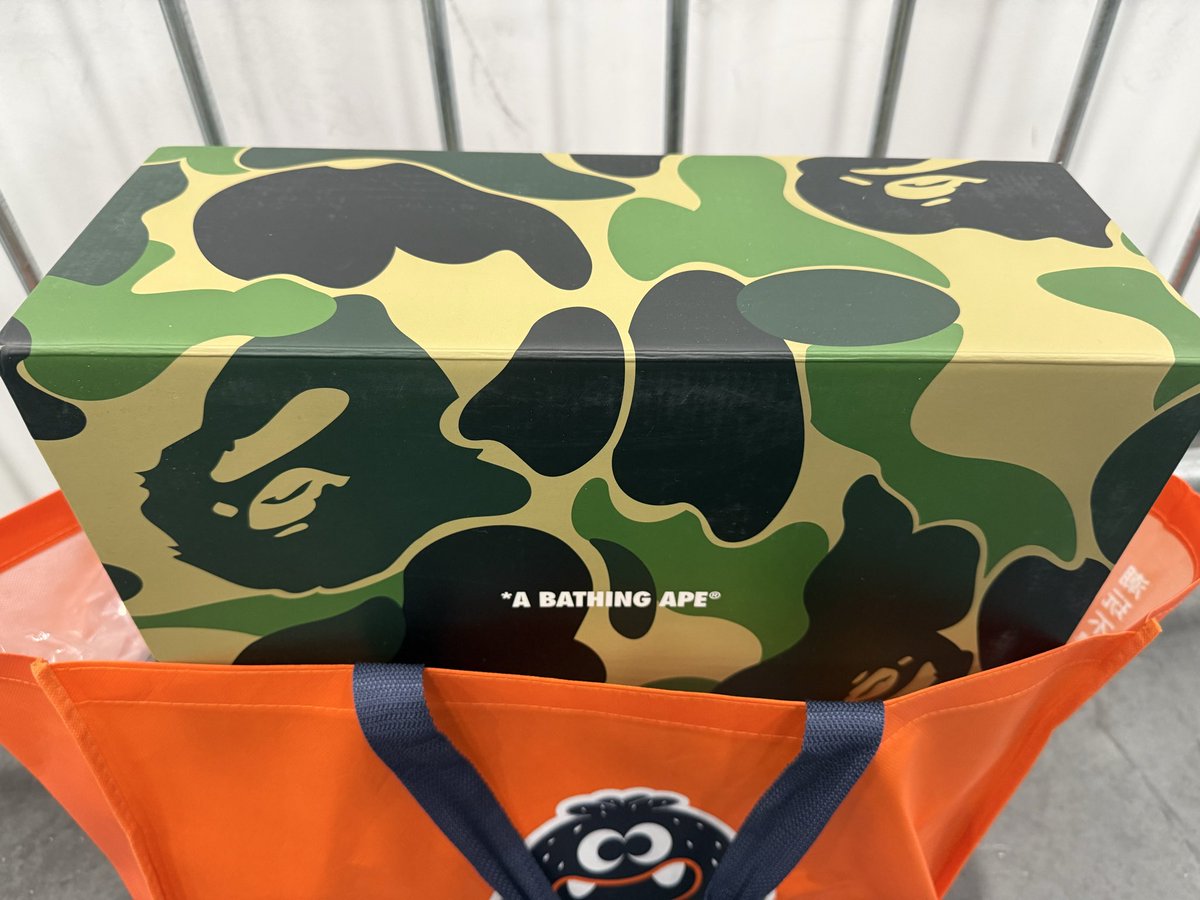 pyra_m1d's tweet image. Can’t believe I won some BAPExBAYC kicks at Complexcon.