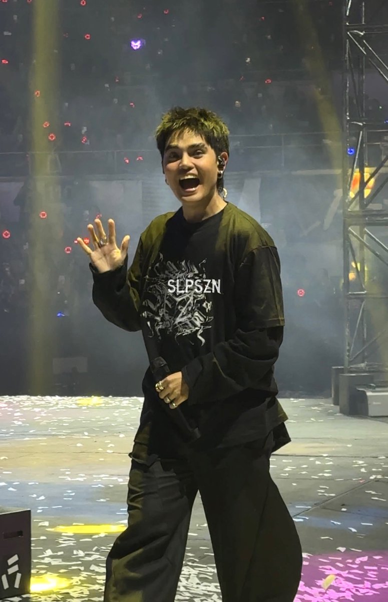 slpszn's tweet photo. hello to you too boss @imszmc! 🥹

SB19 BACK IN ARANETA
@SB19Official #SB19
#SB197thAnniversary
#SB19FastZoneConcert https://t.co/ucNdB05ZPj