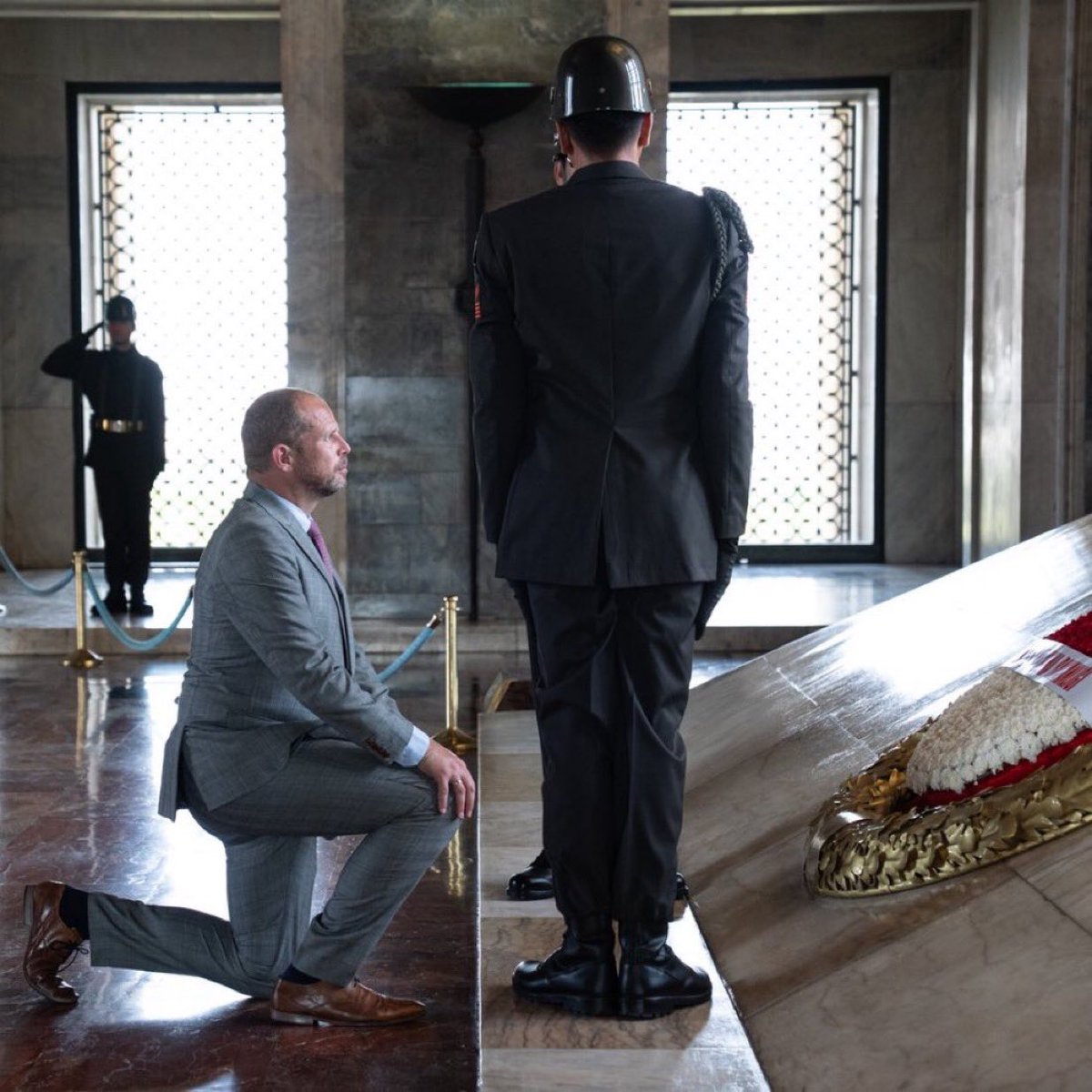 Anıtkabir’de diz çöken Belçika Savunma Bakanı Theo Francken, diz çökme nedenini açıkladı:

“Ankara'da modern Türk ulusunun kurucu babası Mustafa Kemal Atatürk'e saygı duruşunda bulundum.

Atatürk köklü reformlara öncülük ederek Türkiye'yi demokratik ve laik bir cumhuriyete