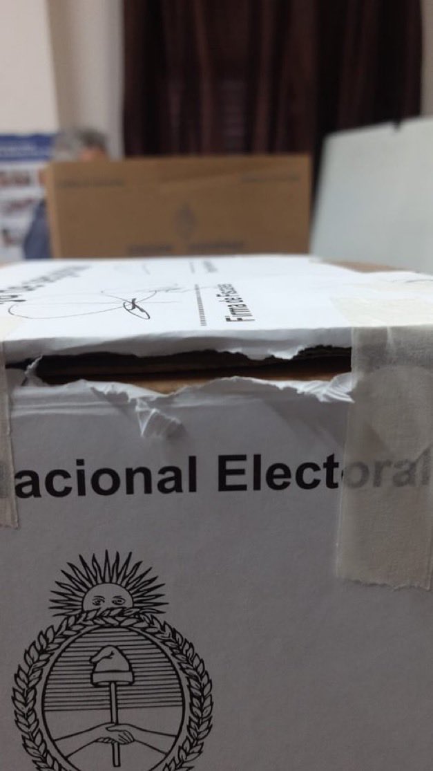 TommyShelby_30's tweet photo. LOS KUKAS ABRIERON LA URNA

Mesa 4454 Seminario Int Teologico Bautista. Hasta las 13:02 la urna estaba abierta por detrás. Los fiscales decían no tener faja, al momento de estar haciendo el acta, 13:07 aparece el fiscal general intentando poner la faja al revés. https://t.co/wmAeJ9g2lZ