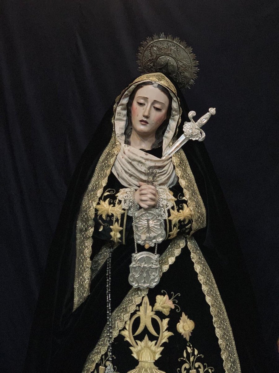 Nuestra Señora del Carmen Doloroso ya se encuentra ataviada para la festividad de Todos Los Santos y conmemoración de los fieles difuntos.