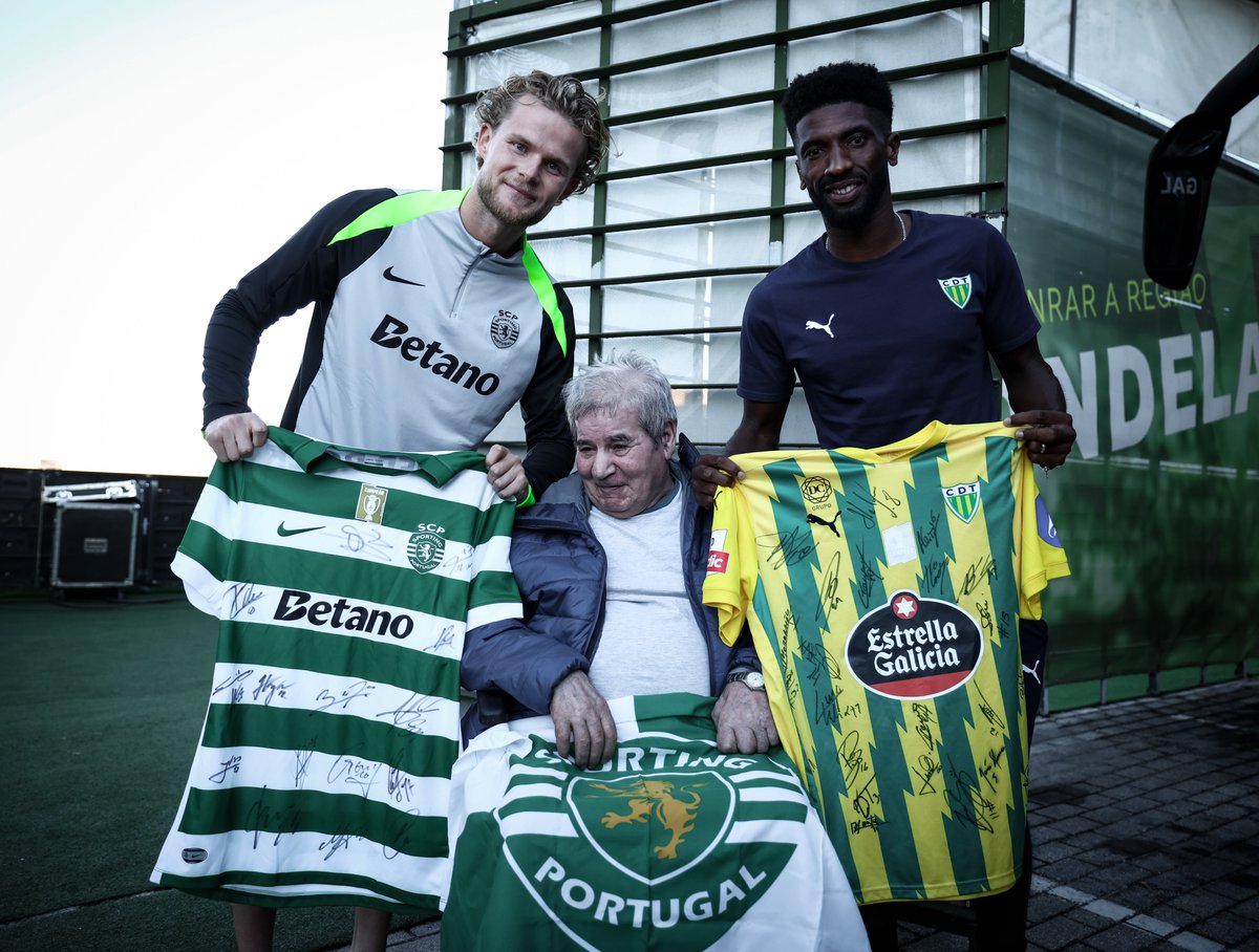 SportingCP's tweet image. Um gesto especial 💚

Os capitães do Sporting CP e do CD Tondela entregaram uma camisola na chegada das duas equipas num gesto solidário para com o Sr. Fernando, que luta contra uma doença grave. Estamos consigo nesta luta 🫂 #CDTSCP