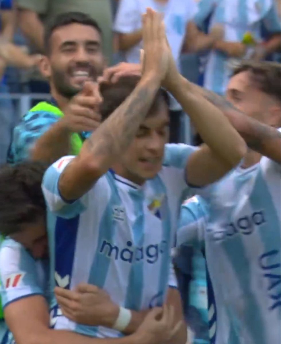 Pocas veces vas a ver a un jugador de tu propio equipo pidiendo perdón tras marcar un gol.

Pero el Málaga nos deja las imágenes de Larrubia y Lobete que hoy si lo han hecho.

Memoria compromiso y fe

 MCF