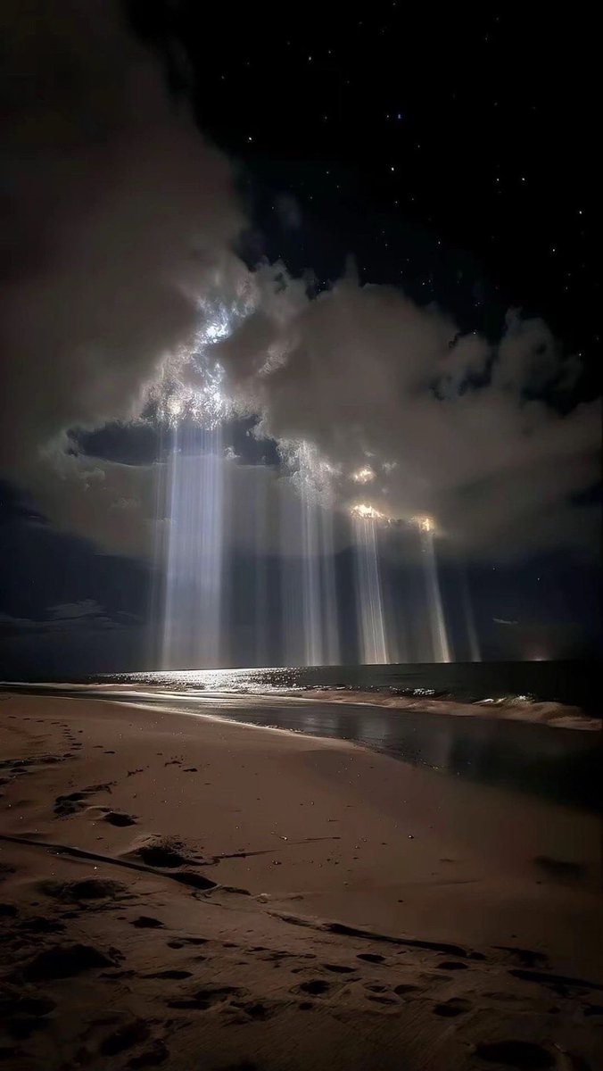 يُقال : 
السماء سّبع والأرض سّبع 
وما بينهما … أنتِ…..!