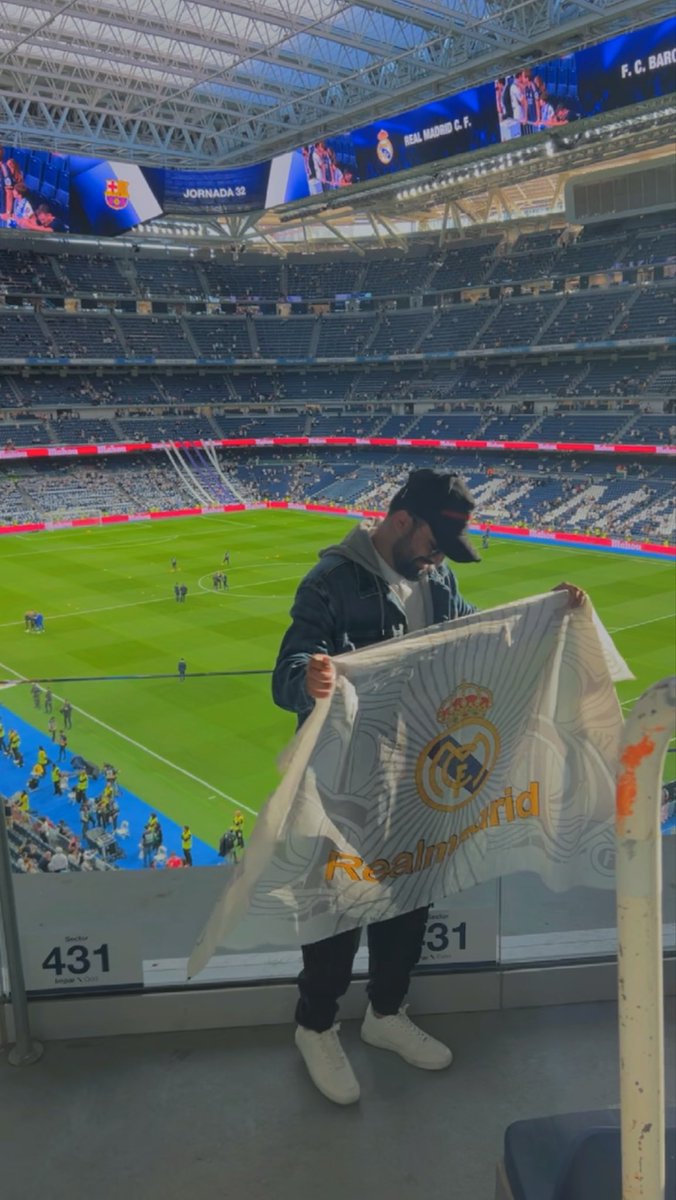 أ.عُمر الحمادي | معلم القرن ٢١ (@omar_alhammadi7) on Twitter photo هنالك أندية …. وهناك الريال ❤️✨
#الكلاسيكو #ElClasico هنالك أندية …. وهناك الريال ❤️✨
#الكلاسيكو #ElClasico