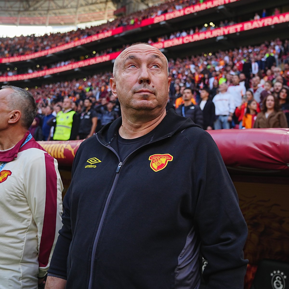 Stanimir Stoilov: “Hakemlerle ilgili yorum yapmayı sevmiyorum. Bu benim işim değil. Zaten takımda çözmem gereken sorunlar var. Ben bunlara odaklanıyorum. Ben kesinlikle bahane üretmeyi sevmiyorum.”