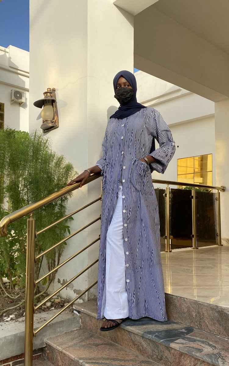 silhouette_ngr's tweet image. 💯 cotton, so you know its lush texture is guaranteed! 👌🏾
The drawstrings pocket?
The functional rolltab sleeves?
The functional buttons that makes it an extra versatile piece?

Shirtdress NGN 25,000 (all sizes available)
Tailored trousers NGN 14,500(optional)