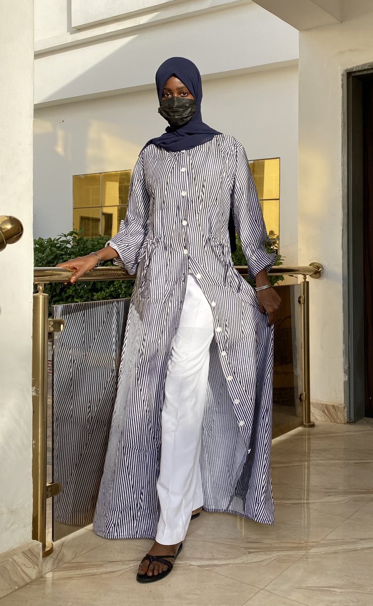 silhouette_ngr's tweet image. 💯 cotton, so you know its lush texture is guaranteed! 👌🏾
The drawstrings pocket?
The functional rolltab sleeves?
The functional buttons that makes it an extra versatile piece?

Shirtdress NGN 25,000 (all sizes available)
Tailored trousers NGN 14,500(optional)