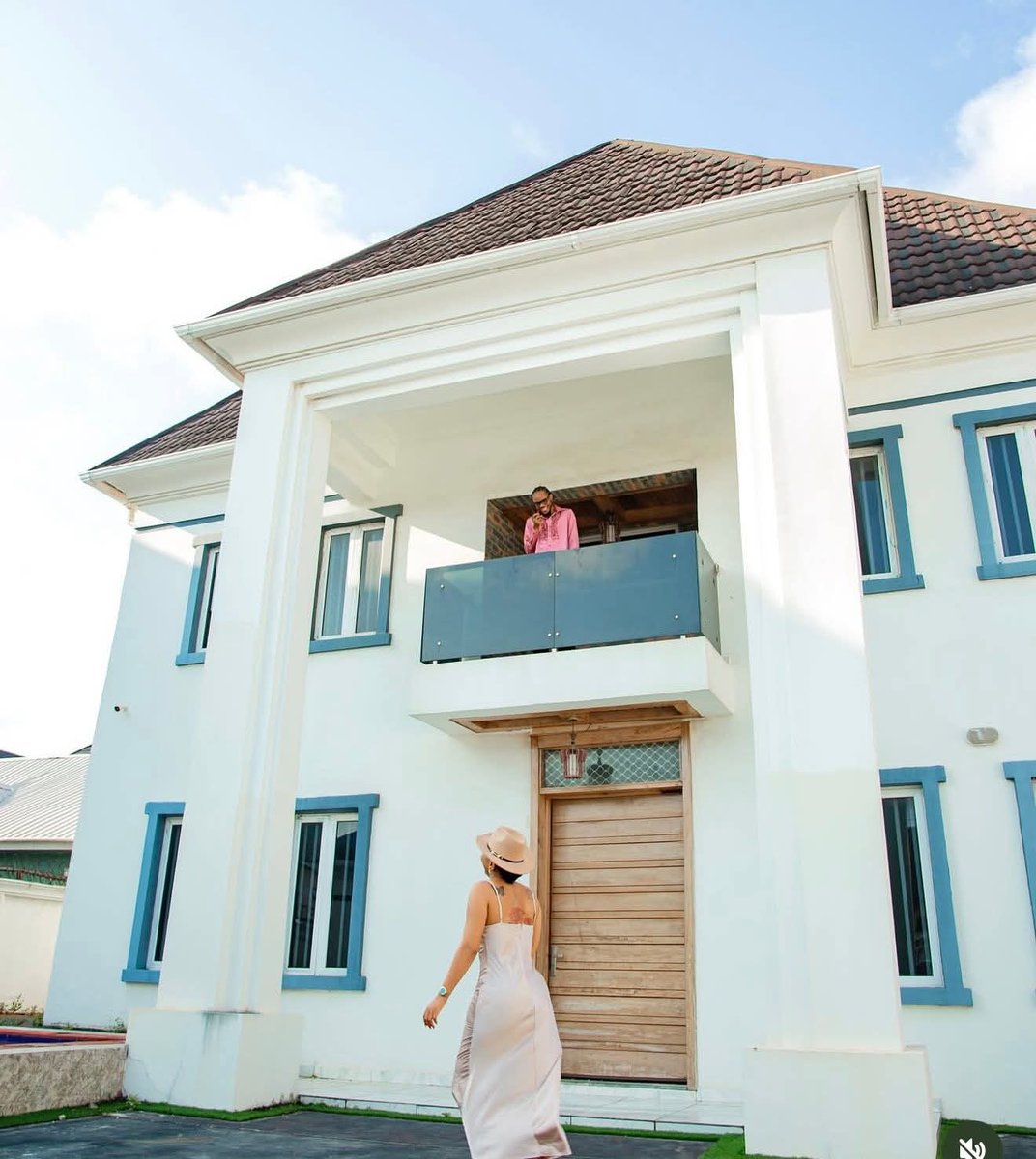 razorblade300's tweet photo. Breaking News 🚨❤️❤️

20 years old Regina Daniel’s splashes 650 million Naira on an ultra modern mansion in Lekki .  

She says SHE IS NOT GOING BACK TO HER HUSBAND and she needed a roof over her head.This is her new home , a place where no one will practice Kungfu skills on her . 

Wait some of you thought she was broke ? 

Congratulations Regina ,  you are a QUEEN .  

She now joins the league of people with houses like me , Davido and Wizkid .